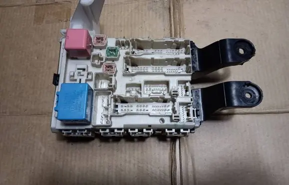 Toyota Avensis T270 Fuse module 8273005170C