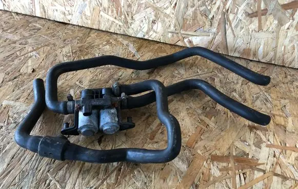 BMW 5 E39 Coolant heater control valve 8374995 1147412137