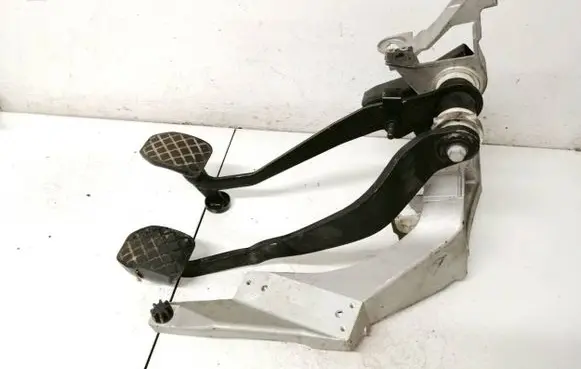 Volkswagen PASSAT B5.5 Brake pedal 8d2721117r