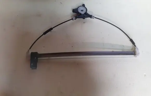 Mazda CX-7 Rear window lifting mechanism without motor