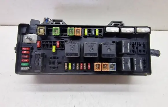 Chrysler 300 - 300C Fuse module 04759996AB P05087115AE TAWU0624UE007