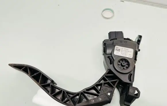 Audi A6 C7 Accelerator throttle pedal 8K1723523A 08112011 6PV00950521