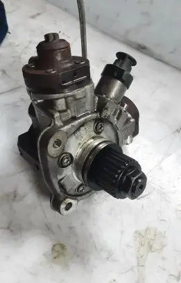 Audi Q7 4M Fuel injection high pressure pump 059130755CG 0445010806
