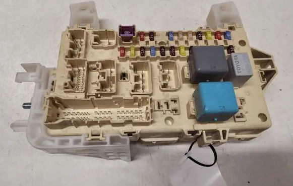 Toyota Corolla Verso AR10 Fuse module 892210F010 3190433810 0405062384601
