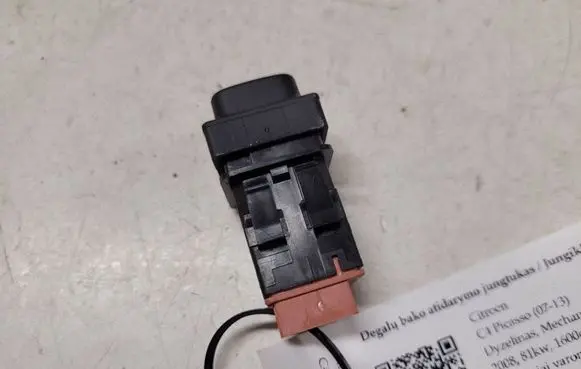 Citroen C4 I Picasso Fuel tank opening switch 68767