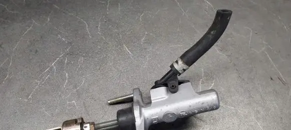 Toyota Avensis T220 Clutch master cylinder aisin