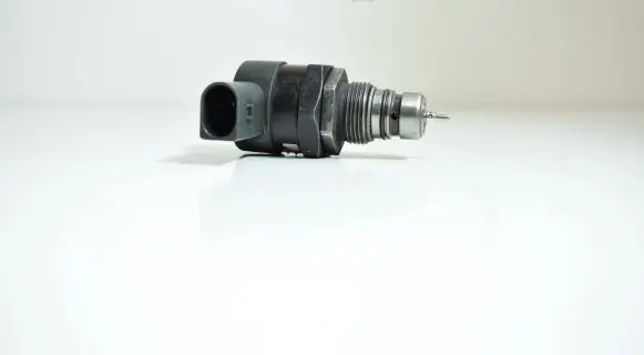 Audi A6 S6 C6 4F Fuel pressure regulator 0281002785 057130764C