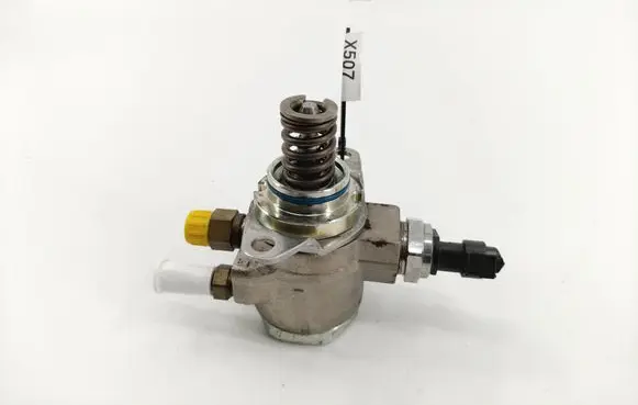 Volkswagen PASSAT B7 Fuel injection high pressure pump 03C127026M
