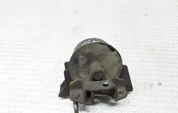 Nissan Primera Engine mount bracket