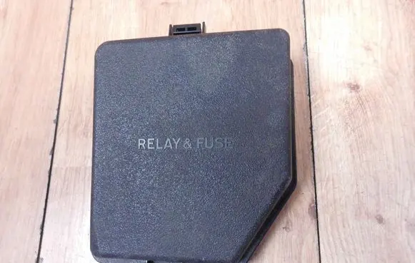 Toyota Auris E180 Fuse box cover 8266242670