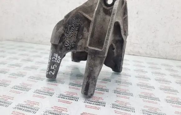 Volkswagen Touareg I Engine mounting bracket 070199308A