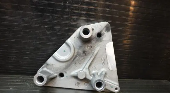 Opel Mokka Engine mounting bracket