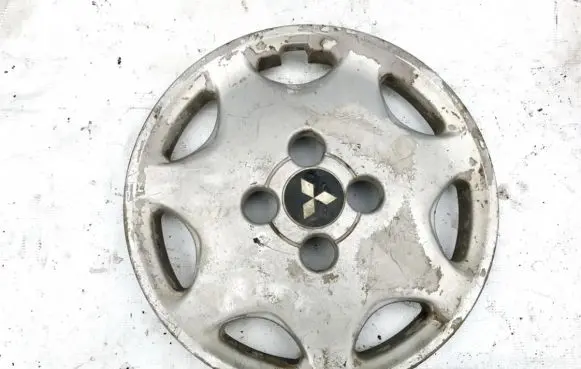 Mitsubishi Lancer R13 wheel hub/cap/trim xb81608601