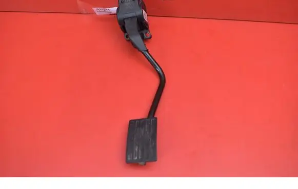 Accelerator throttle pedal