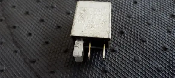 Volkswagen PASSAT B6 Other relay 1K0951253 449