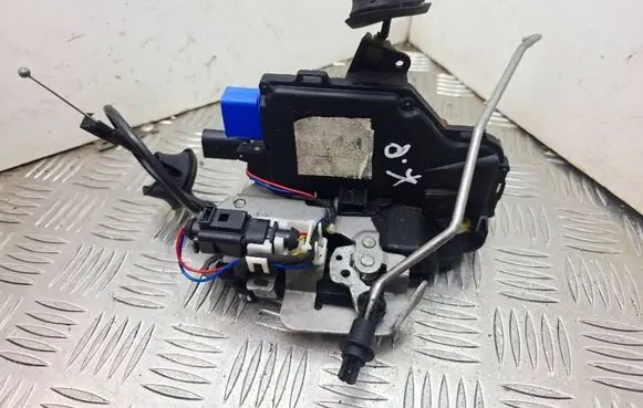Audi A8 S8 D3 4E Front door lock 4E1837015A