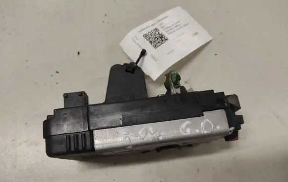 Opel Vectra B Rear door lock 24414131