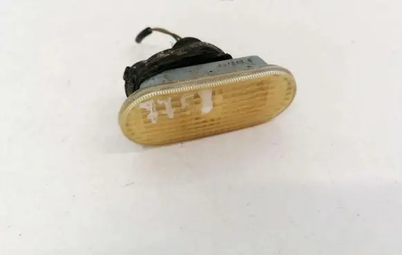Volkswagen PASSAT B5 Front fender indicator light e1001765