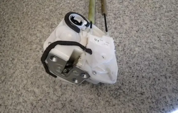 Mazda 2 Rear door lock