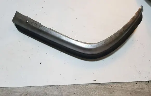 Front bumper splitter molding