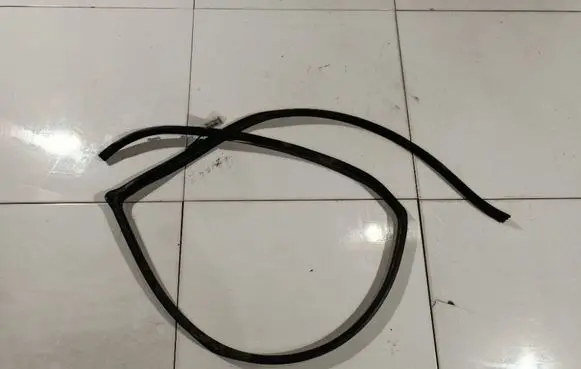 Toyota Corolla Verso AR10 Rubber seal front coupe door 