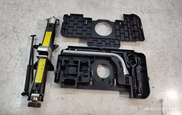 Audi A5 Sportback 8TA Tool set 8t8813685