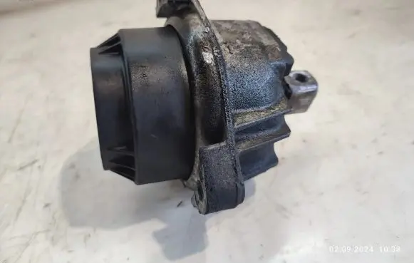 BMW 7 F01 F02 F03 F04 Engine mount bracket
