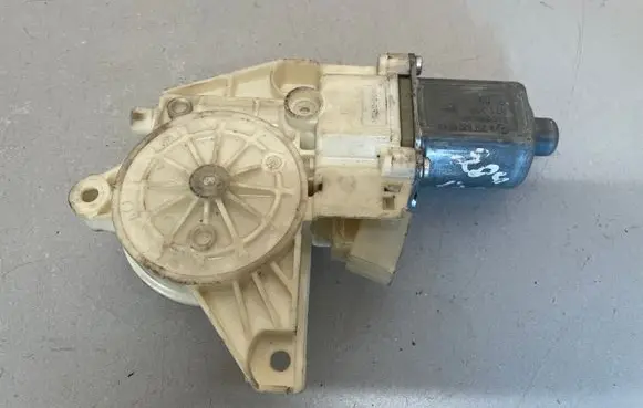 Mercedes-Benz C W204 Front door window regulator motor A2048200242