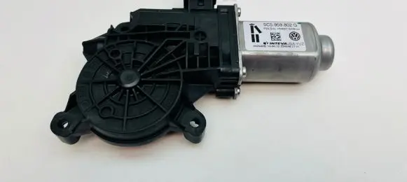 Volkswagen Beetle A5 Front door window regulator motor 5C5959802G