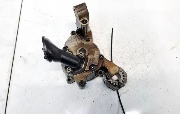 Volkswagen Golf V Oil pump 03C115105H