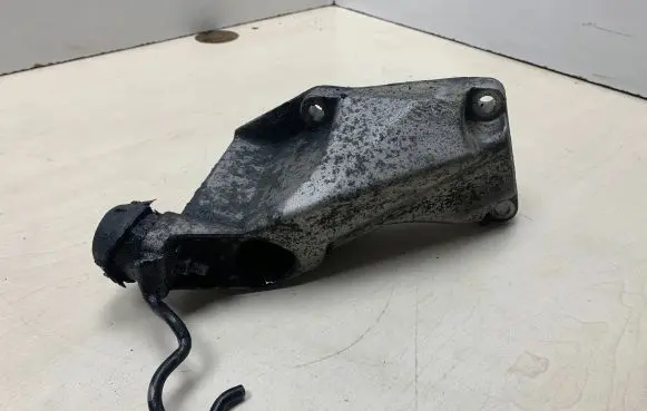 Volkswagen PASSAT B5.5 Engine mounting bracket 8D0199307P