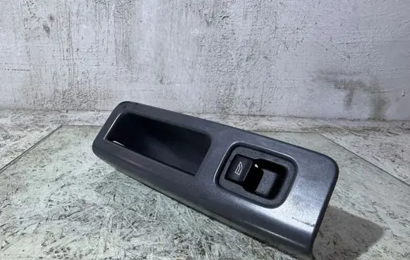 Volvo V50 Electric window control switch 8679477