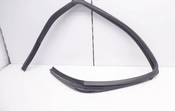 Nissan Qashqai Rubber seal rear door window/glass 82331-JD000