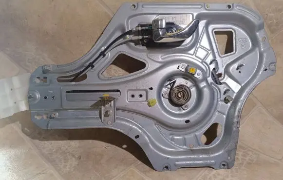 KIA Opirus Front door window regulator with motor 824703F010 AD00110