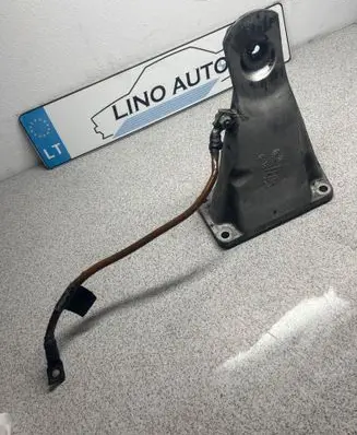 BMW 5 E60 E61 Engine mounting bracket 6761150