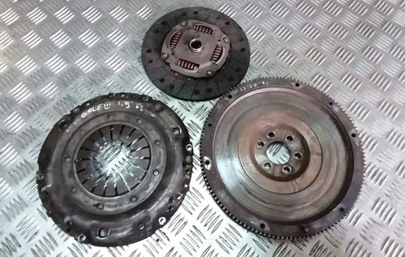 Volkswagen Golf III Clutch set kit 037105273C