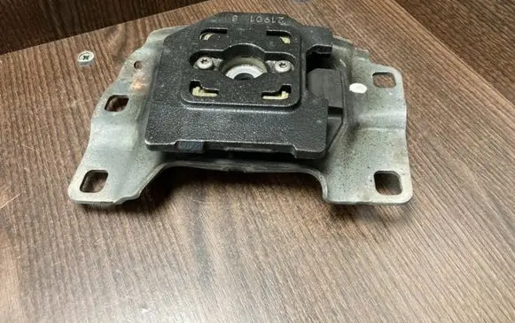 Volvo V50 Engine mount bracket 349325C 538A20GRN