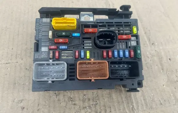 Peugeot 5008 Fuse module 9675877980