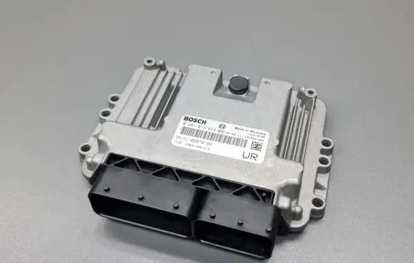 Honda CR-V Engine control unit/module 0281013633 37820R06E15