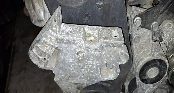 Volkswagen Golf V Engine mounting bracket 06F199207Q