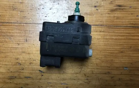 Opel Vivaro Headlight level adjustment motor 