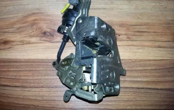Mercedes-Benz C W202 Rear door lock 2027300535