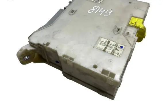 Lexus IS 220D-250-350 Fuse module 8273053020 8267253040