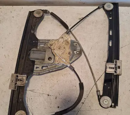 Mercedes-Benz C W203 Front door window regulator motor 119651105 A2208204642 03111608