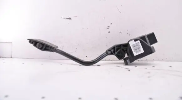 Accelerator throttle pedal