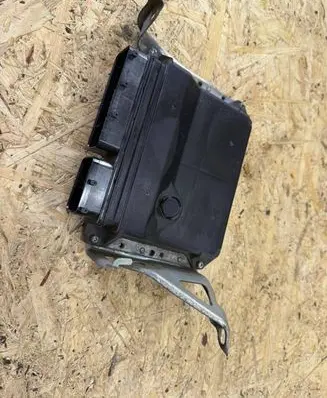 Toyota Avensis T270 Engine control unit/module 8966105F20