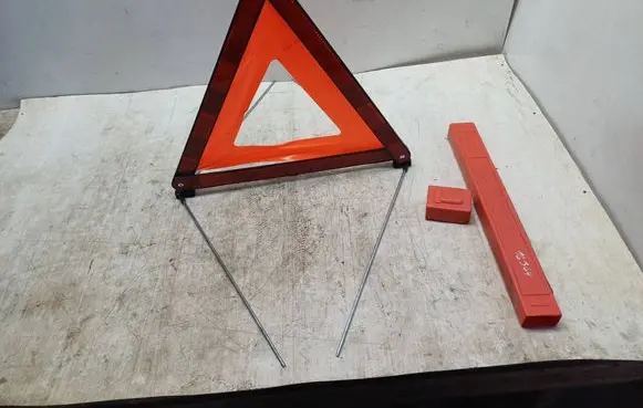 Mitsubishi Outlander Emergency warning sign 27R033951