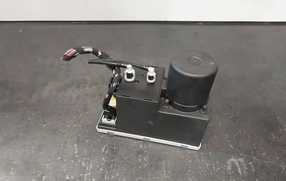 Audi A4 S4 B5 8D Central locking vacuum pump 8L0862257D