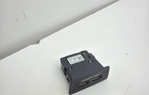 Audi Q2 - USB socket connector 81A035727 33362736 250319