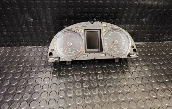 Volkswagen PASSAT B6 Speedometer (instrument cluster) 3C0920871T